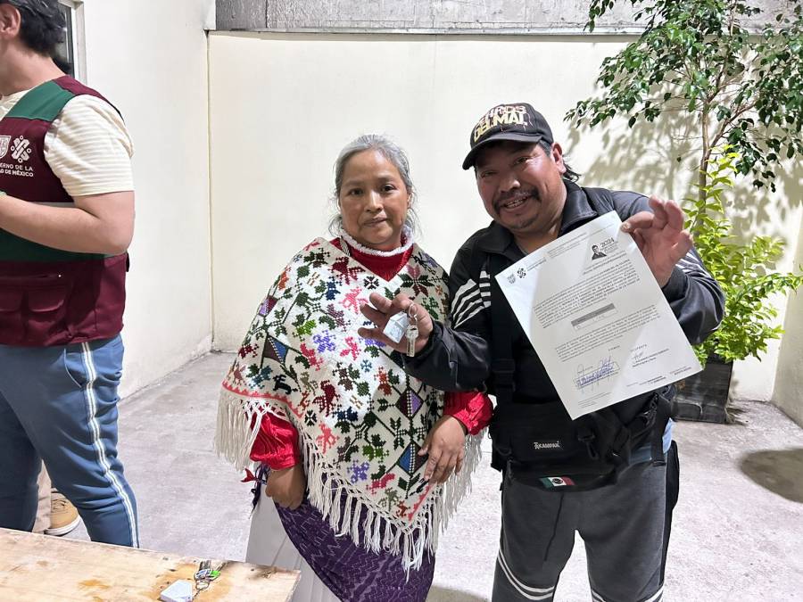 Entregan viviendas a familias otomíes que habitaban en calles de la colonia Juárez