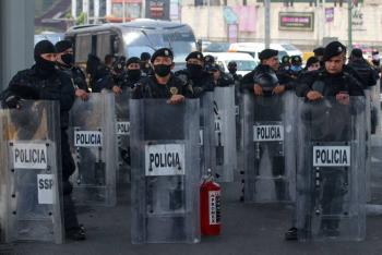'Blindan' el AICM por movilizaciones de la CNTE en la Terminal 1