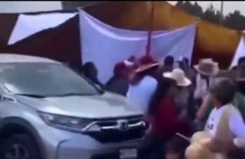 Otra vez heridos en mitin; esta vez de Morena por ca&iacute;da de lona ante fuertes vientos