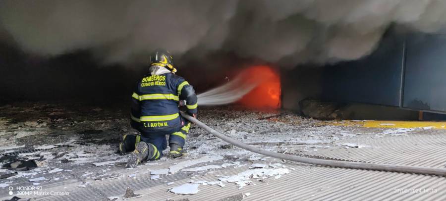 Incendio en edificio de Miguel Hidalgo provoca evacuación de 300 personas