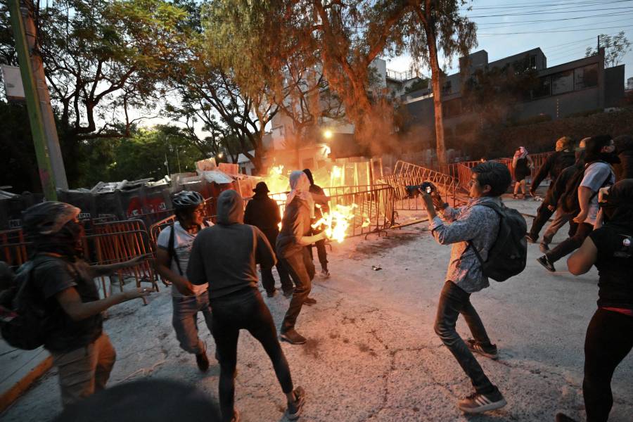 Manifestantes y policías chocan cerca de embajada de Israel en México