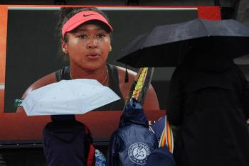 Alcaraz contin&uacute;a luchando en el Abierto de Francia azotado por la lluvia mientras Osaka se prepara para Swiatek