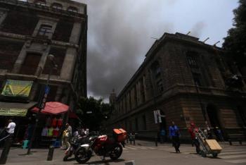 Se registra incendio en bodega de productos de limpieza en el Centro Hist&oacute;rico de la CDMX