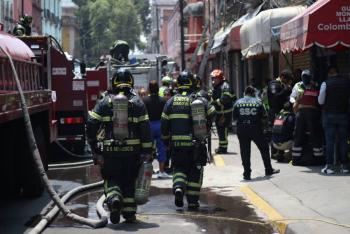 Incendio en bodega del centro hist&oacute;rico moviliza servicios de emergencia en CDMX