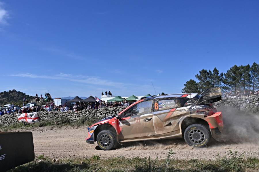 Ogier se aleja en el Rally de Italia