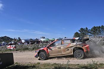 Ogier se aleja en el Rally de Italia
