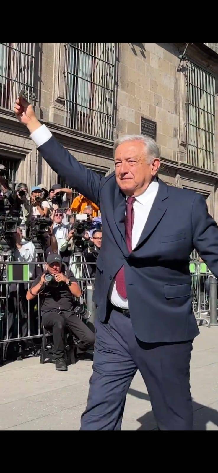 AMLO postea que el pueblo manda, y esta noche se conocer&aacute; su voluntad