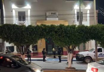 Artefacto explota afuera de las instalaciones del INE en Ac&aacute;mbaro, Guanajuato