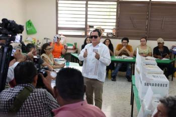 “Huacho” Diaz vota en Yucatán