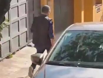 Ministros y ex ministros votan; abuchean a Zald&iacute;var
