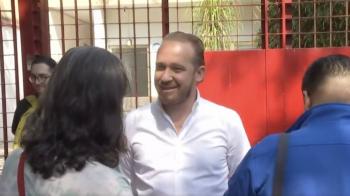 Santiago Taboada acude a votar en casilla de la alcaldía Benito Juárez