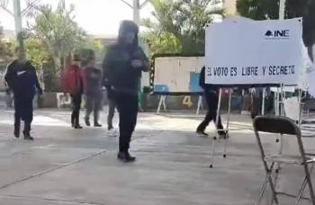 En Tlapanalá, Puebla, roban y queman 500 boletas; se detiene a 7 y matan a una mujer; en Coyomeapan lanzan disparos frente a casilla