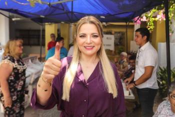 Claudia Delgadillo acude a votar en Guadalajara, Jalisco