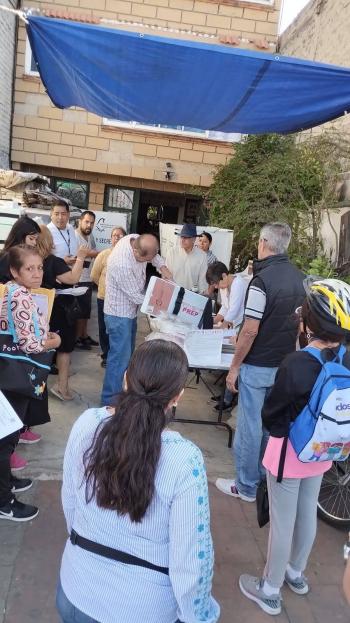 Madrugadores y ciudadanos responsables hacen fila desde temprano para sufragar