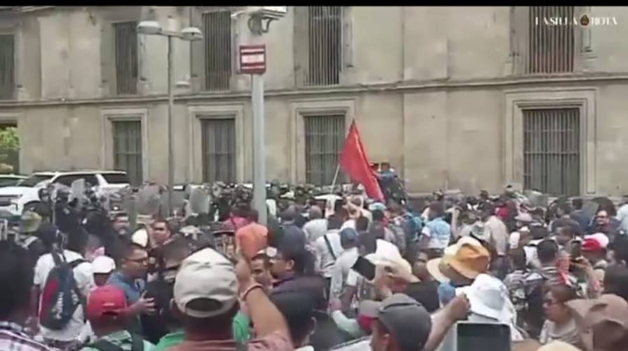Maestros de la CNTE intentan dar portazo en Palacio Nacional