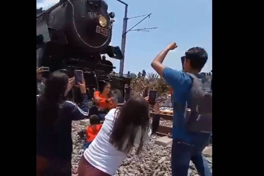 Mujer pierde la vida al sacarse una selfie con una locomotora en movimiento