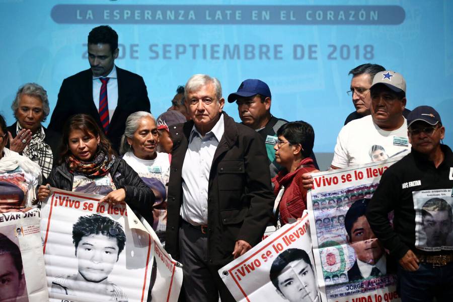 AMLO recibe a padres de los 43 estudiantes desaparecidos de Ayotzinapa
