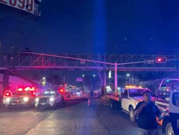 Remueven espectacular que colaps&oacute; sobre la V&iacute;a Morelos en Ecatepec