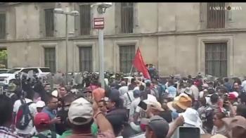 Maestros de la CNTE intentan dar portazo en Palacio Nacional