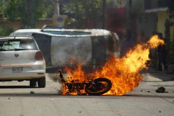 Violento enfrentamiento en Oaxaca: carros volteados y quemados en San Juan Bautista de la Raya