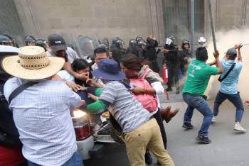 Profesores de la CNTE denuncian represi&oacute;n durante manifestaci&oacute;n frente a Palacio Nacional