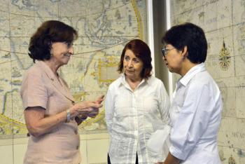 Lilia Cedillo visita la exposici&oacute;n El Arte de la Cartograf&iacute;a en Talavera Poblana