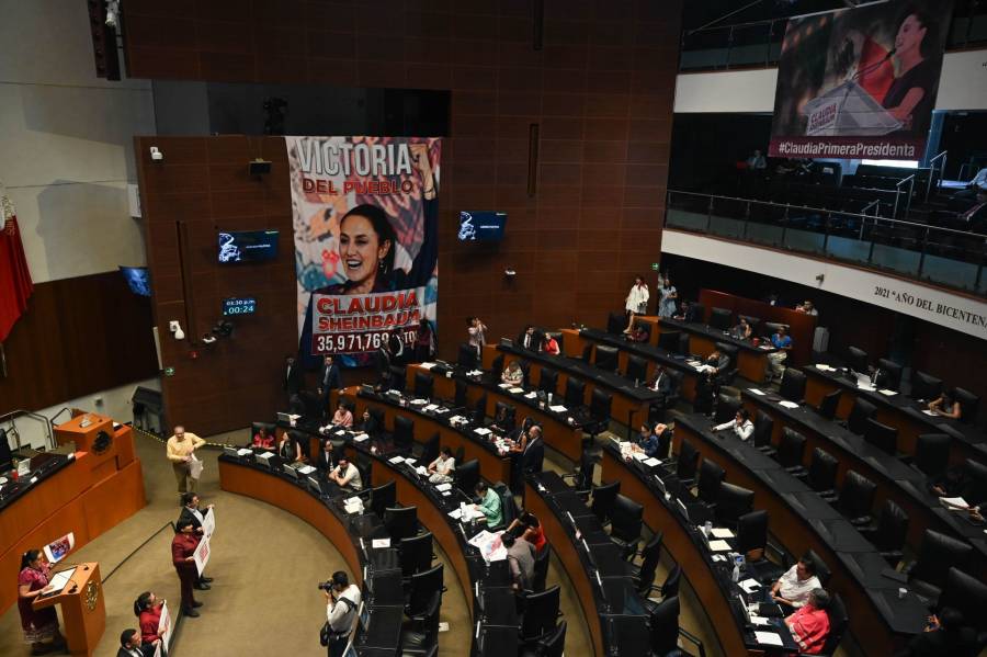 Morenistas en el Senado celebran triunfo electoral con mega lona de Sheinbaum