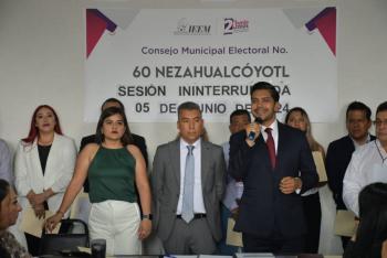 Cerqueda recibe constancia de Mayor&iacute;a como ganador de la presidencia municipal de Nezahualc&oacute;yotl