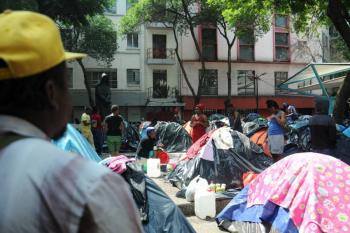 Trasladan a albergues a migrantes ubicados en Plaza Giordano Bruno; se les regularizar&aacute; su situaci&oacute;n: Segob