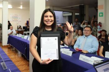 Lourdes Paz recibe constancia de mayor&iacute;a en Iztacalco