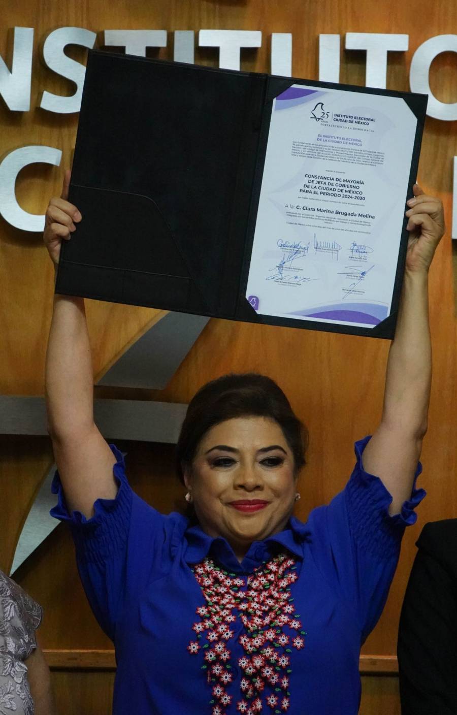 Clara Brugada recibe constancia de mayoría como jefa de gobierno electa de la Ciudad de México