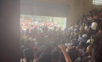 Simpatizantes de Morena se pelean por mochilas en evento de Clara Brugada