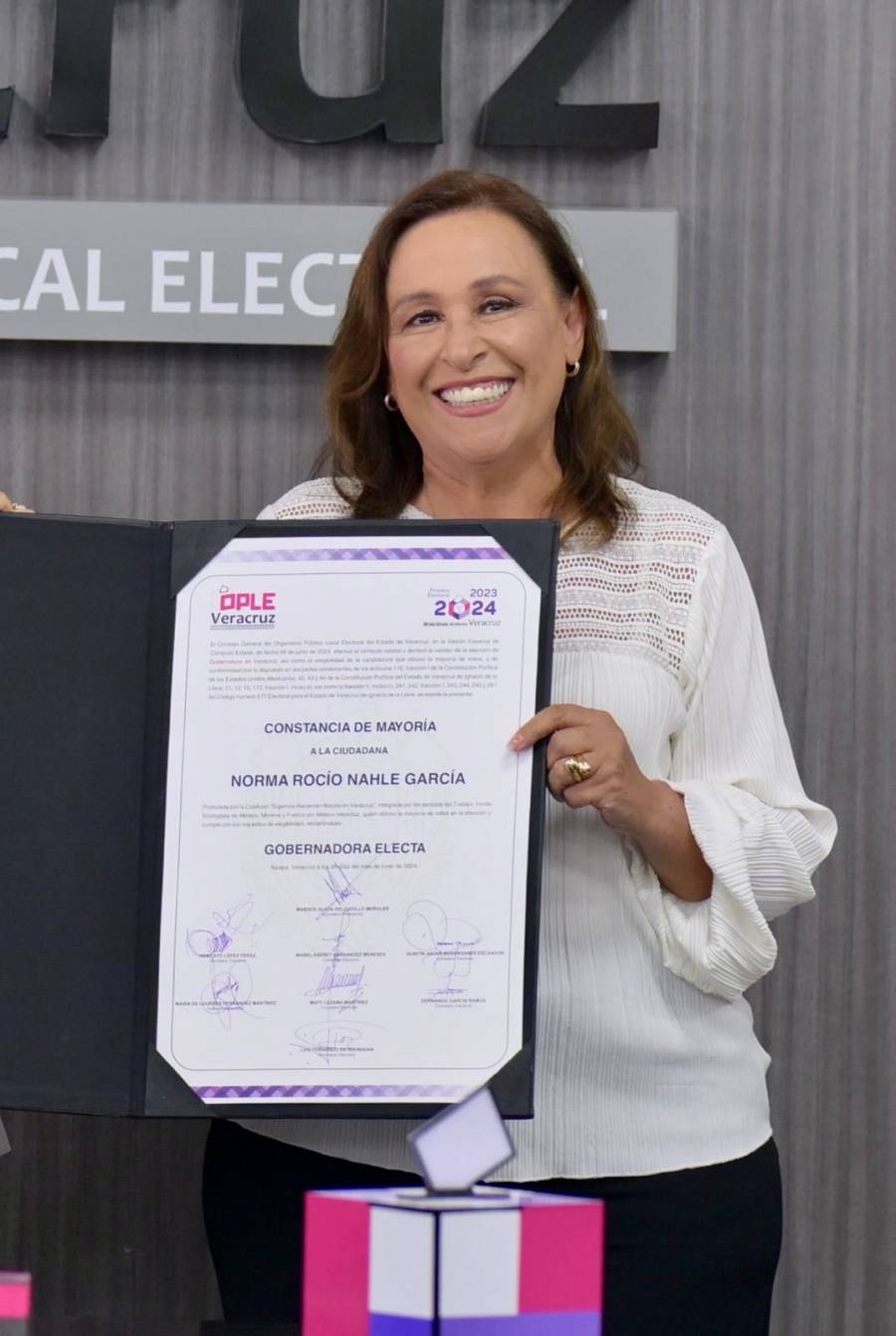 Rocío Nahle recibe constancia de mayoría como gobernadora electa de Veracruz