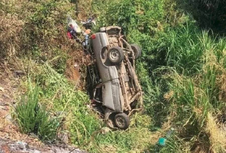 Una mujer muerta y 10 heridos tras volcadura en carretera de Los Reyes, Michoacán