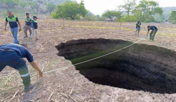 Aparici&oacute;n de socav&oacute;n en Guerrero alarma a la comunidad de Ahuatepec