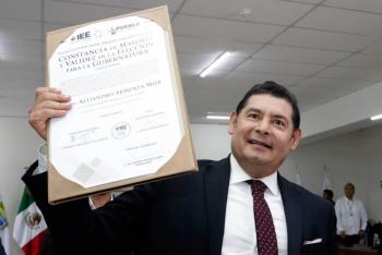 Alejandro Armenta Mier recibe constancia de mayor&iacute;a como gobernador electo de Puebla