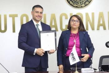 Omar Garc&iacute;a Harfuch recibe constancia como senador electo por la CDMX