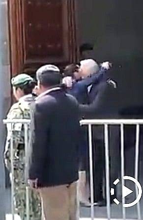 Con un abrazo recibe AMLO a Sheinbaum en Palacio Nacional