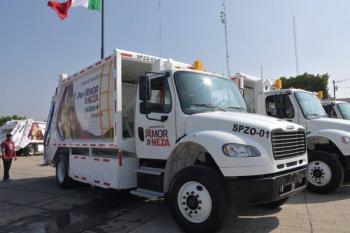 Neza estrena carros recolectores de basura y asta para bandera monumental
