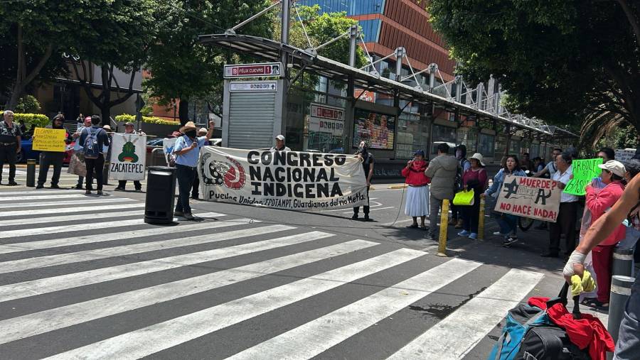 Violencia en bloqueo de Insurgentes Sur: policías golpean a conductor y taxista atropella a agentes