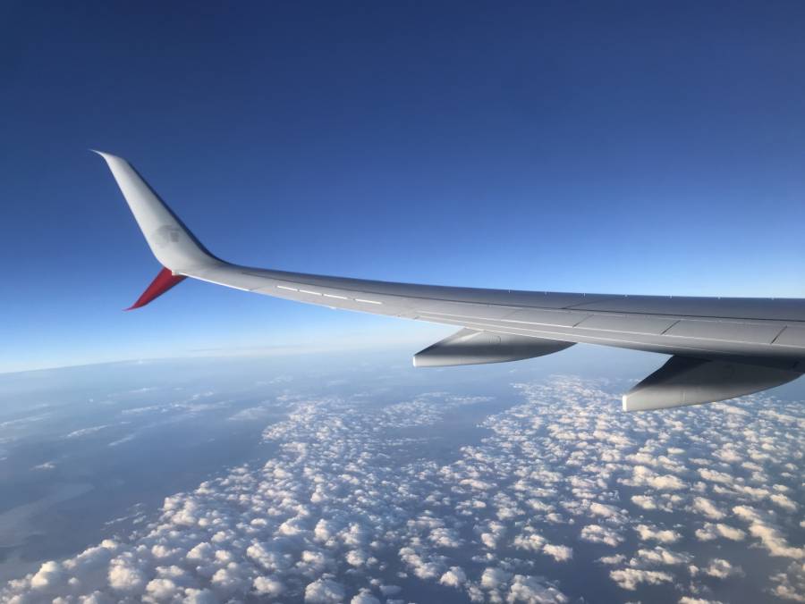 Cómo superar el modo avión en un vuelo: así funciona el wifi de los aviones