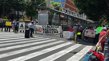 Violencia en bloqueo de Insurgentes Sur: polic&iacute;as golpean a conductor y taxista atropella a agentes