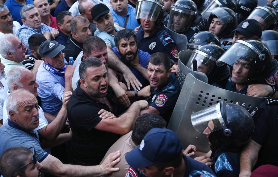 Decenas de heridos en protesta antigubernamental en Armenia
