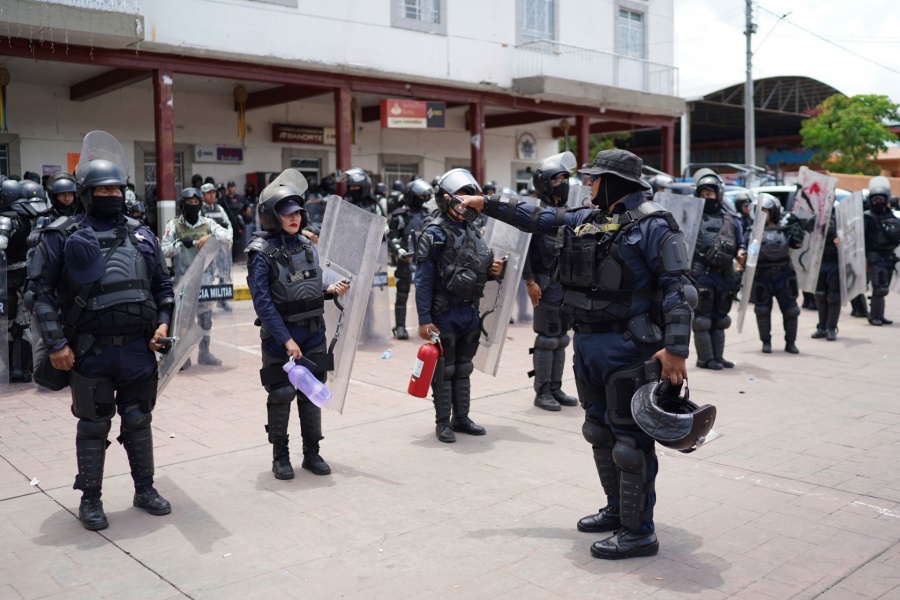 Protesta de la Guardia Civil en Michoacán por descuentos en bonos y salarios