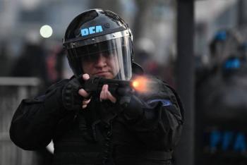 La polic&iacute;a argentina pulveriza gas pimienta a manifestantes opuestos a las reformas de Milei