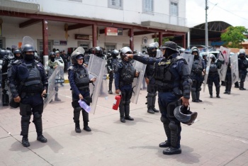 Protesta de la Guardia Civil en Michoac&aacute;n por descuentos en bonos y salarios