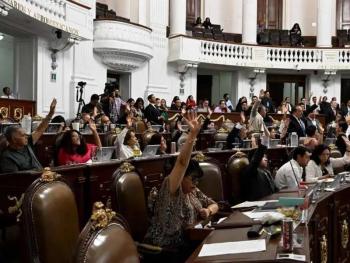 Batres celebra una sesi&oacute;n legislativa en apoyo a la protecci&oacute;n social.