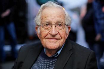 Noam Chomsky sufri&oacute; un derrame cerebral y se recupera en Brasil