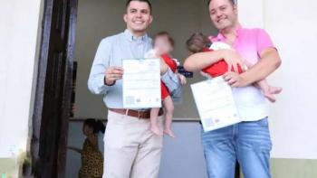 Expiden acta de nacimiento a dos beb&eacute;s con padres del mismo sexo en Guadalajara