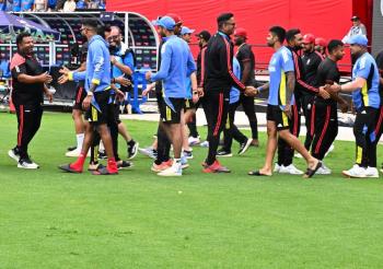 Inglaterra bate en un partido de la Copa Mundial T20 que debe ganar bajo la lluvia contra Namibia